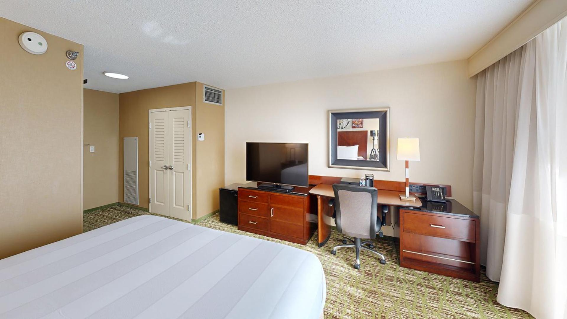 Deluxe King or Double Room Pool View,1645659202:JPEG